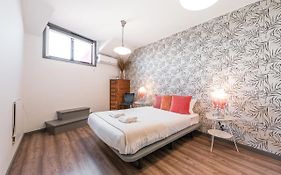 Guestready - Red Stripes
